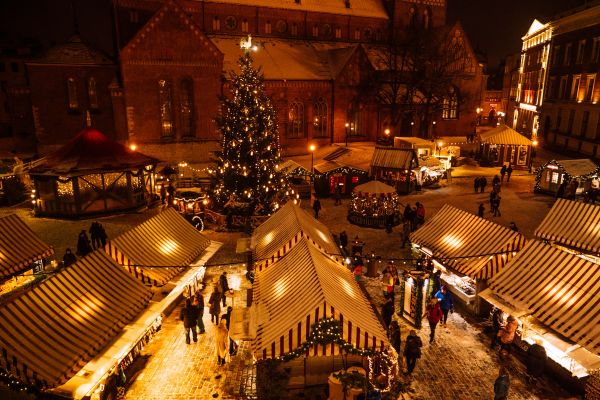 Festliche weihnachtsmarkt deko für ihre perfekte verkaufspräsentation